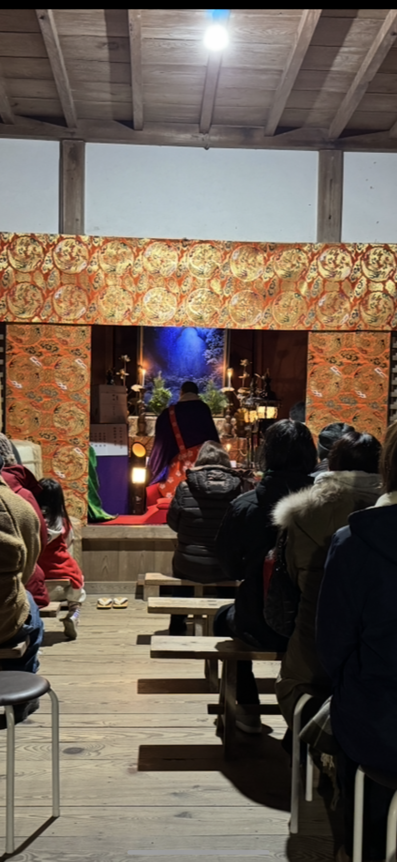 正月堂（本堂）での新年の法要の様子