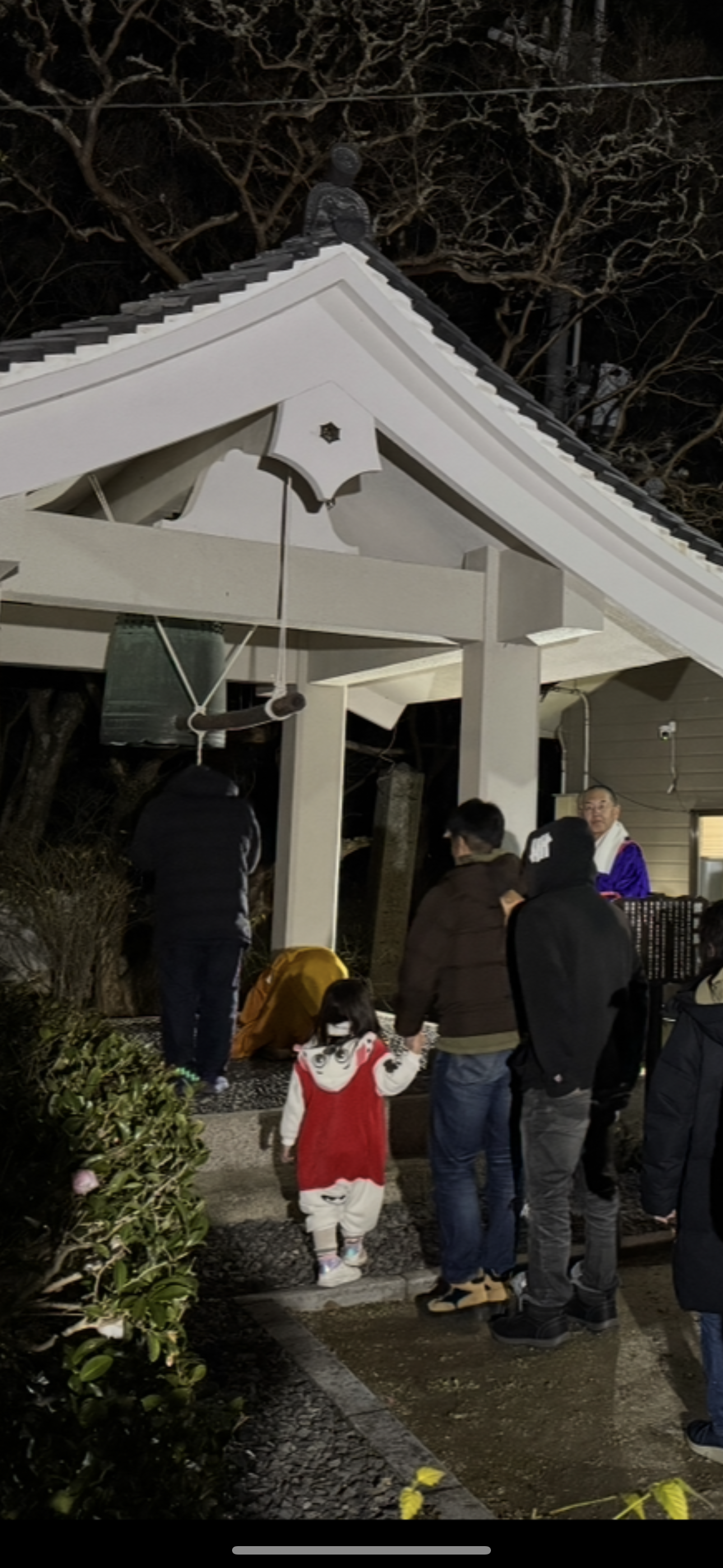 京都 笠置寺の解脱鐘(重要文化財)で除夜の鐘を突く様子。