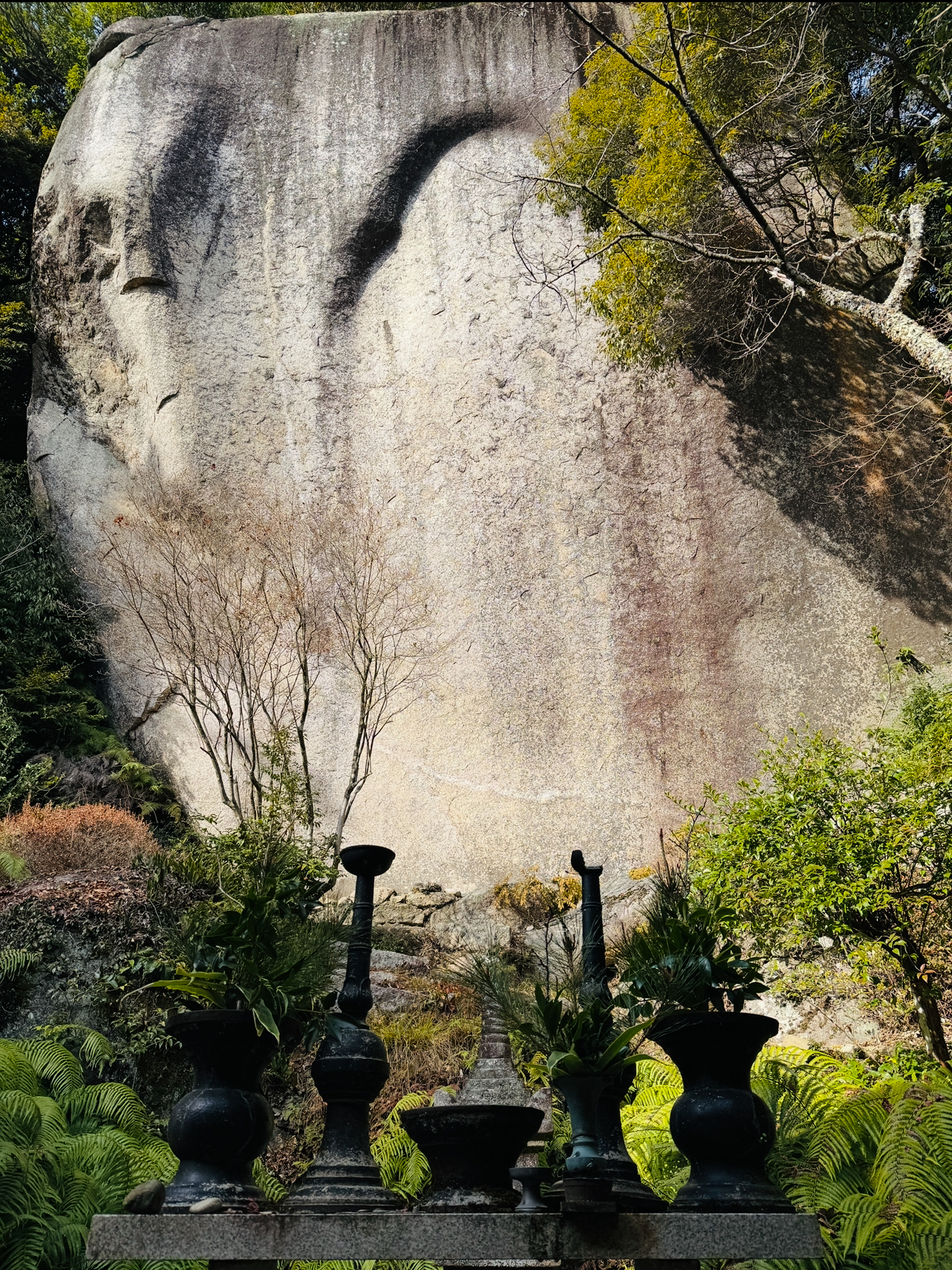  笠置山にそびえる巨大な岩壁に彫られた弥勒磨崖仏。。かつては高さ約15メートルの優美な仏様が浮き彫りで彫られ、多くの信仰を集めていた。周囲を豊かな緑に囲まれた巨石信仰の聖地。